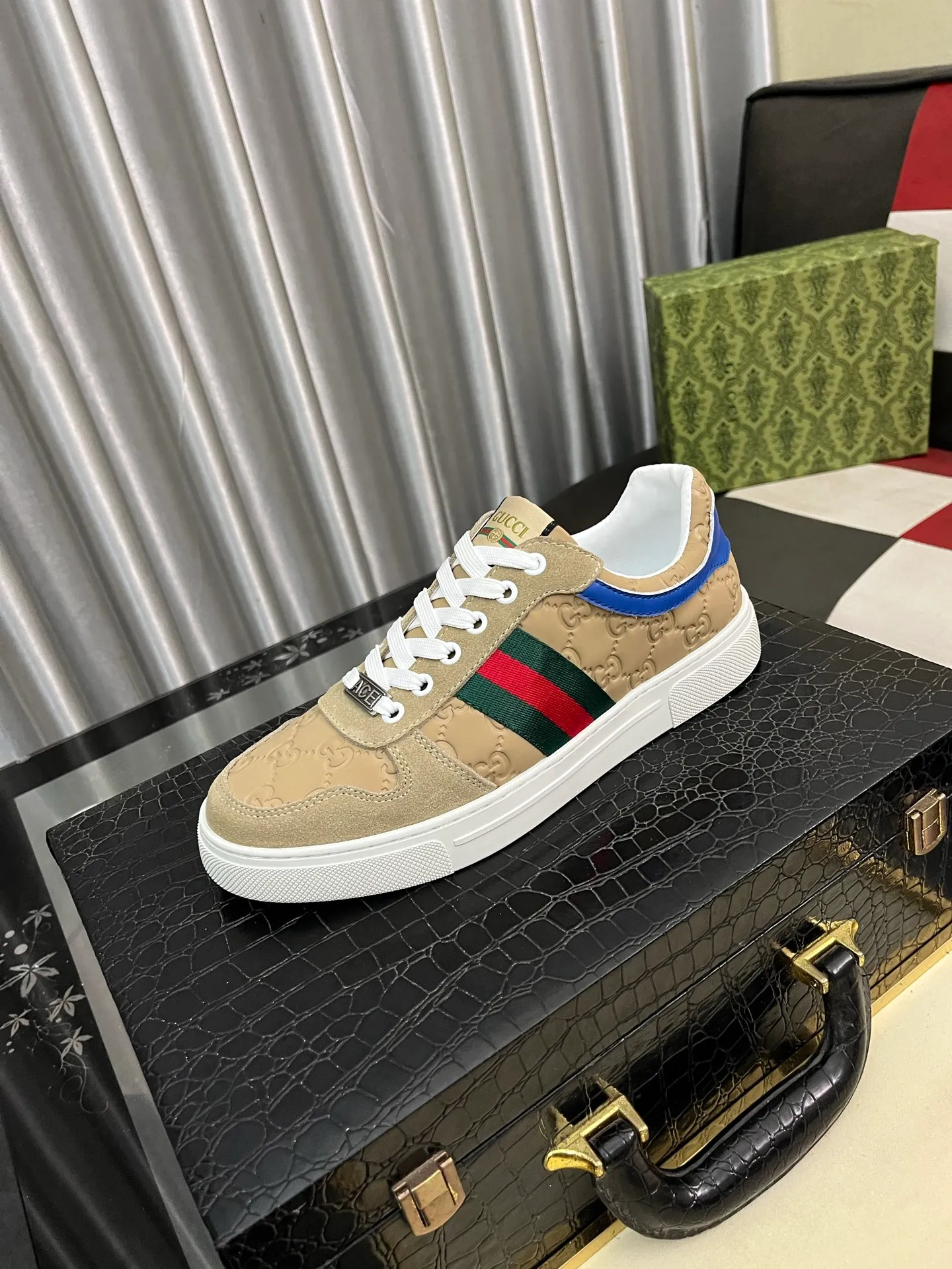 Men's Men's Shoes💰440⌚️⌚️【GUCCI】Gucci men's latest white shoe series casual shoes! The official website is built 1:1. Upper: Made of imported cowhide, with electric embroidery ➕Inner lining: Made of high-quality first-layer pigskin, soft and comfortable. Picky material selection and exquisite workmanship give you the best enjoyment. Size: 38-44 yards, 3️⃣ colors available.